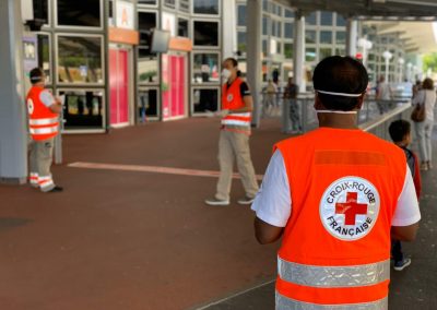 Sensibilisation aux gestes barrières et informations aux passagers arrivant à La Réunion