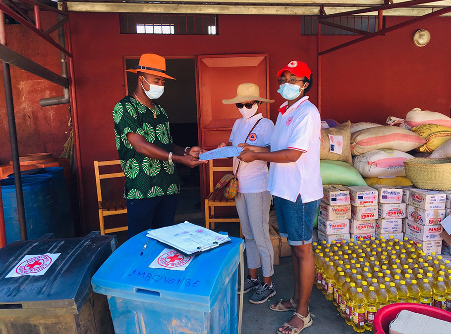 Face à l’insécurité alimentaire, la Croix-Rouge malgache apporte une aide aux personnes détenues
